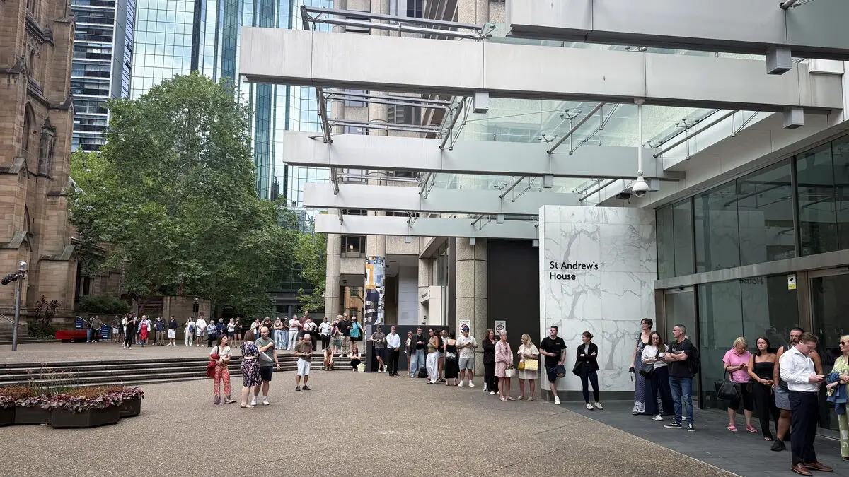 Thousands queue to donate blood after Sydney terror attack