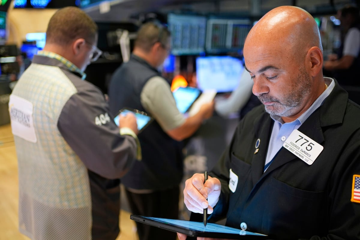New York Stock Exchange Sees Cautious Gains Amid Tariff Concerns