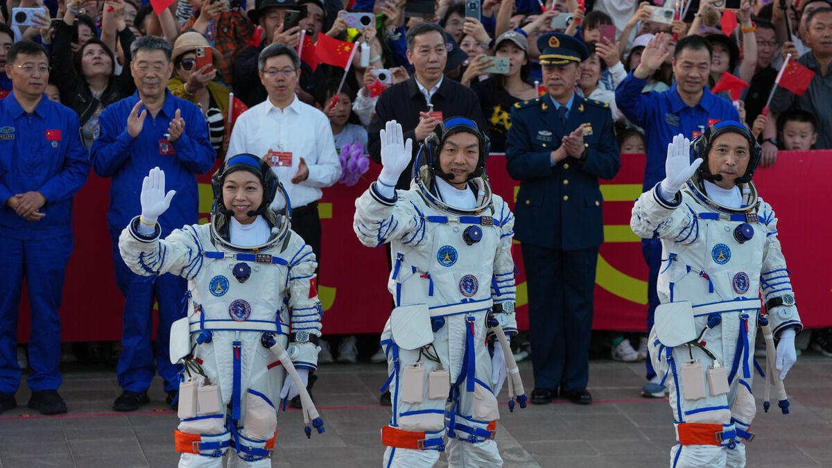 China prepares for Moon mission, sending three astronauts