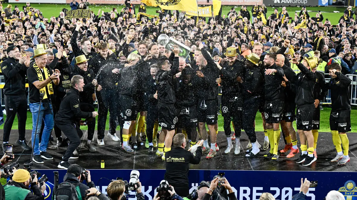 Here Mjällby lifts Lennart Johansson's trophy
