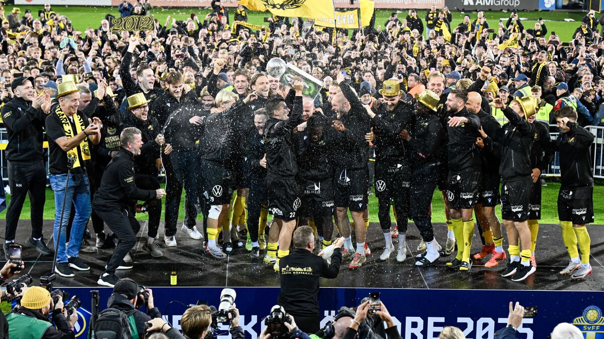 Here Mjällby lifts Lennart Johansson's trophy
