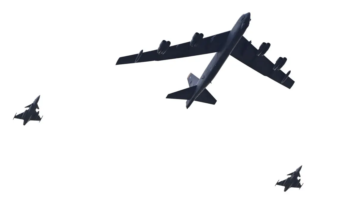 B-52 bomber crashes at Edwards Air Force Base in California