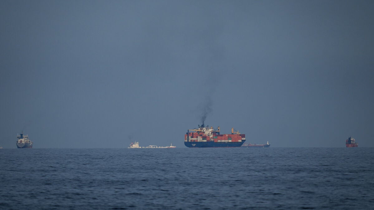 Expert on the Strait of Hormuz: Too early to say it's safe