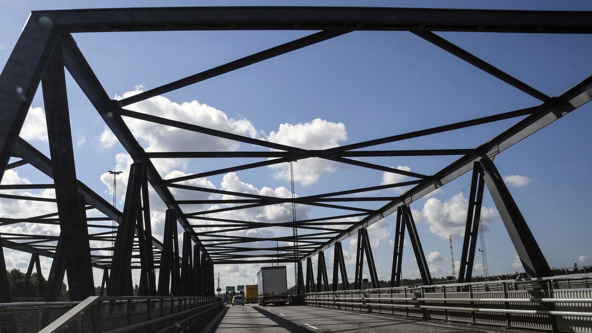 E4/E20 motorway bridge in Södertälje outside Stockholm stuck open