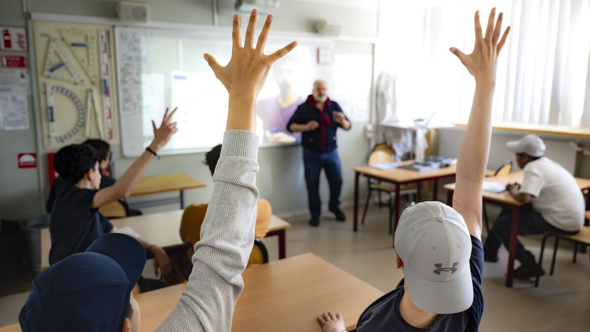 Liberals propose bonus for teachers who keep working past retirement age