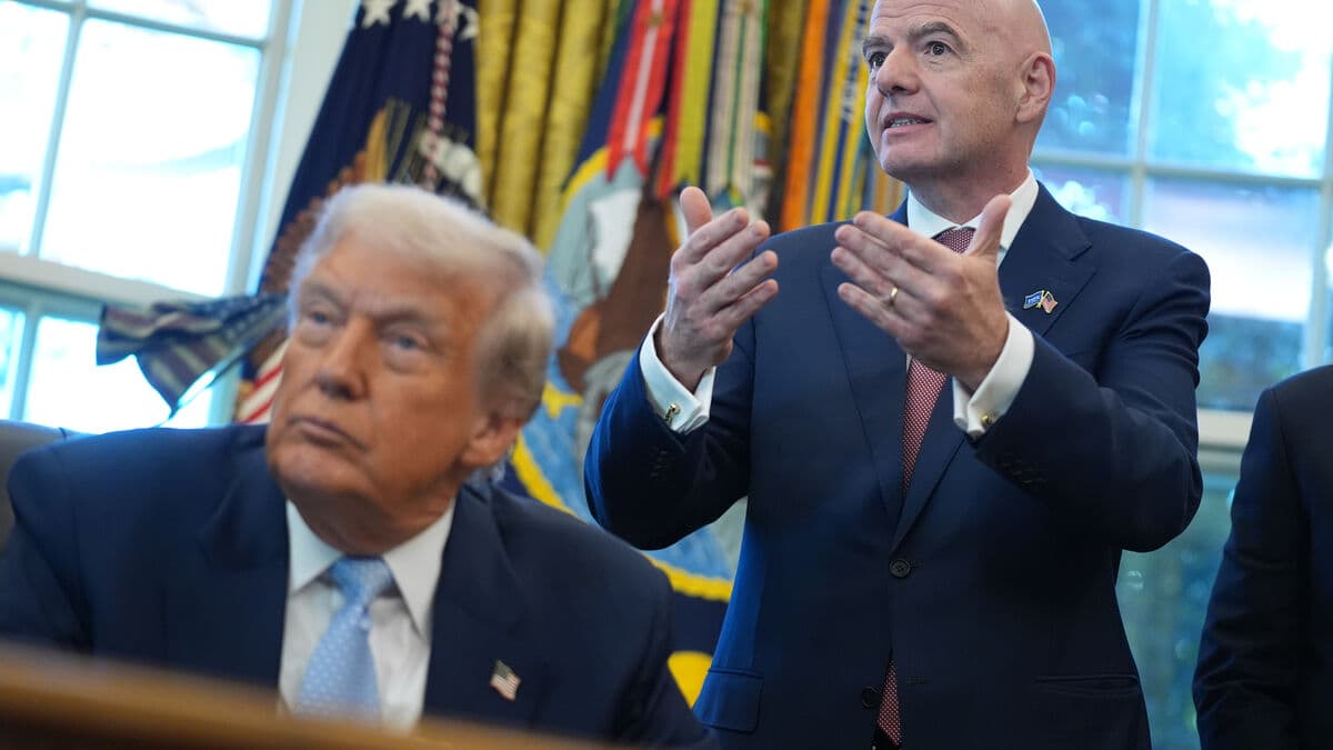 Trump receives FIFA's criticized peace prize