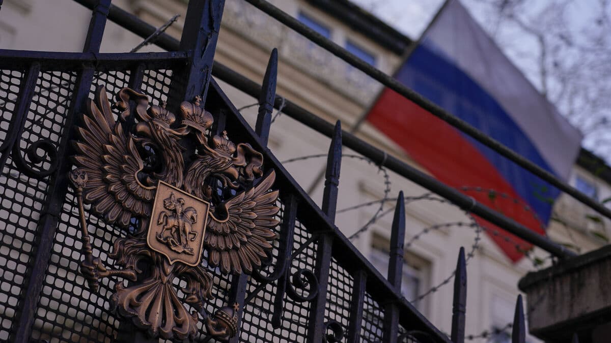 Burnham says Britain will stand by Ukraine after Russian threat