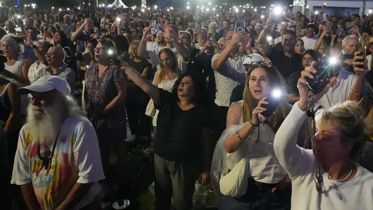 Thousands honour Bondi attack victims