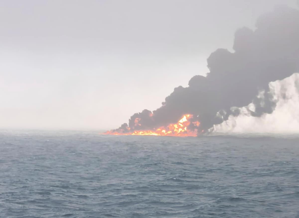 Warning of large emissions after ship accident