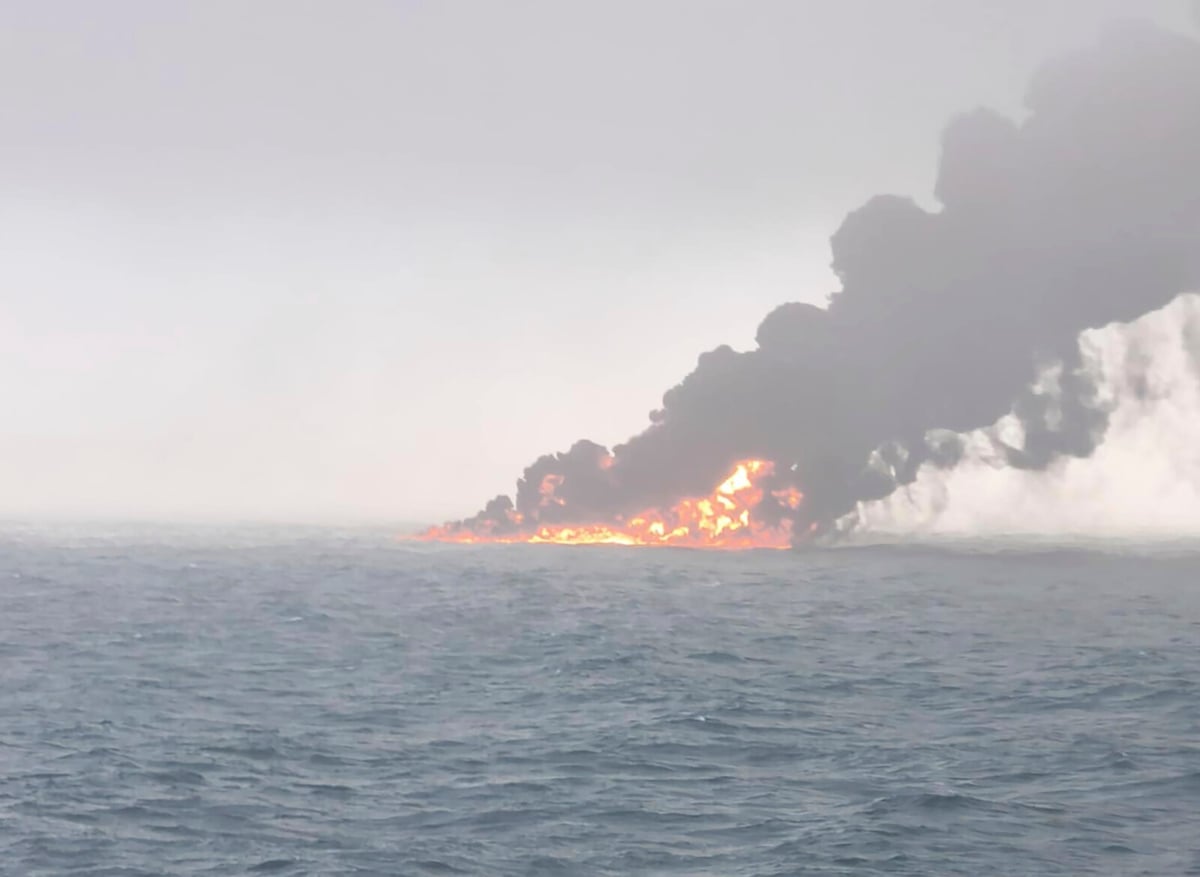 Warning of large emissions after ship accident
