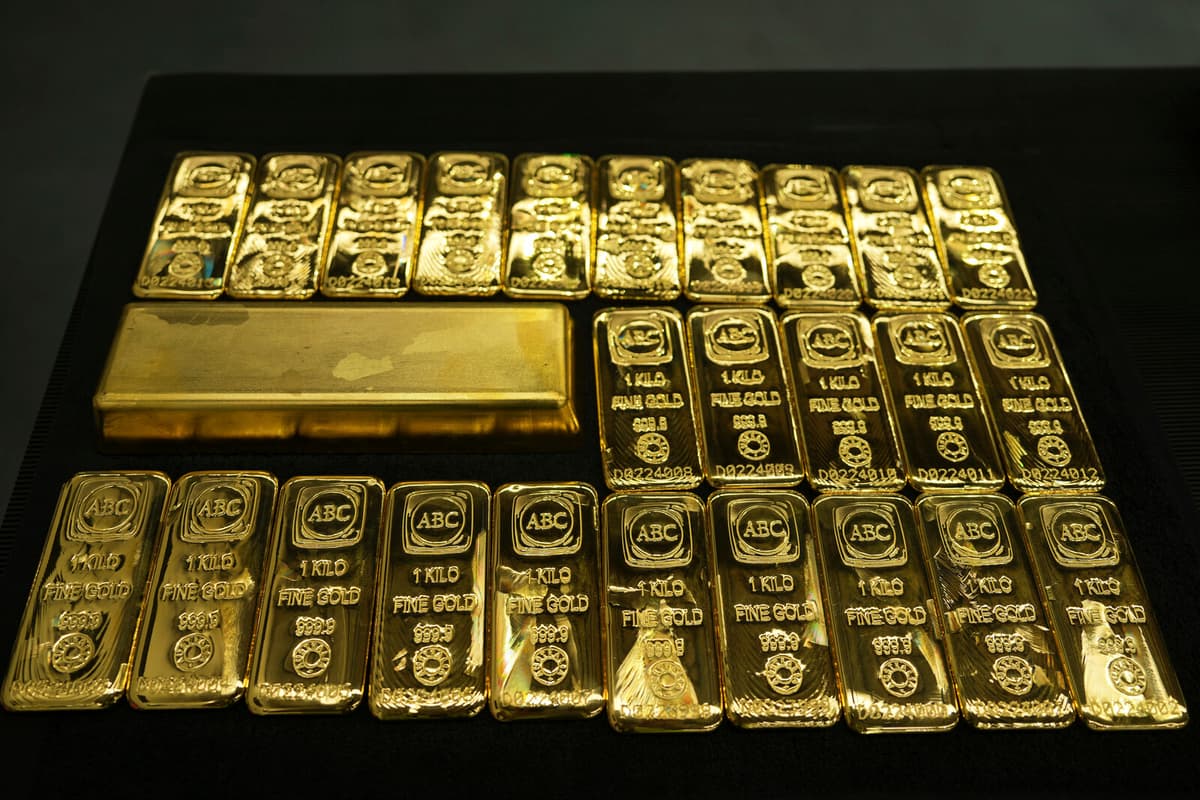 Weak Dollar Drives Gold Price to Record High