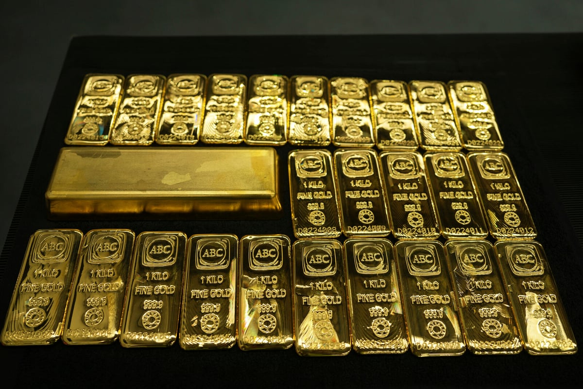 Weak Dollar Drives Gold Price to Record High
