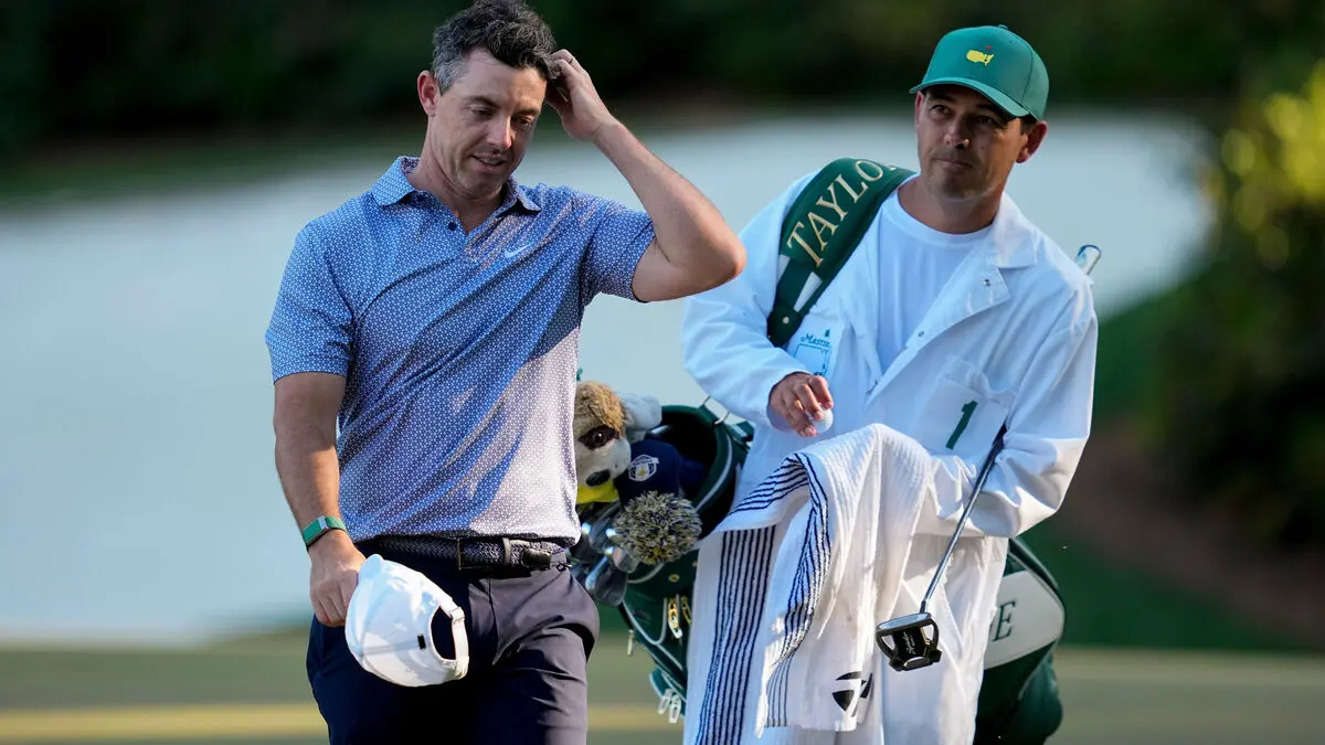 McIlroy trembled, shares the lead in the Masters