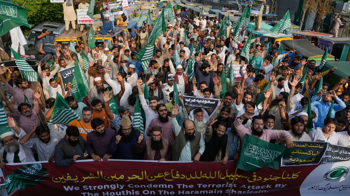 Pakistan says it will defend Saudi Arabia amid Houthi attacks