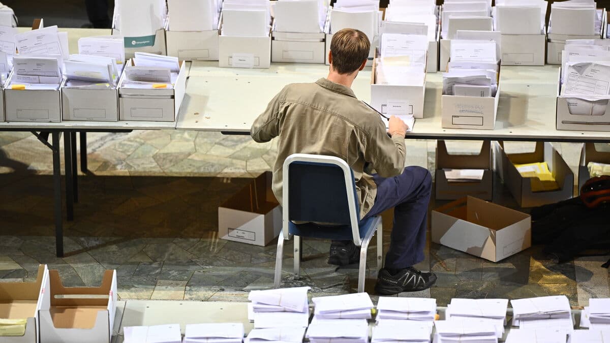 Final votes still coming in as Social Democrats risk losing a seat