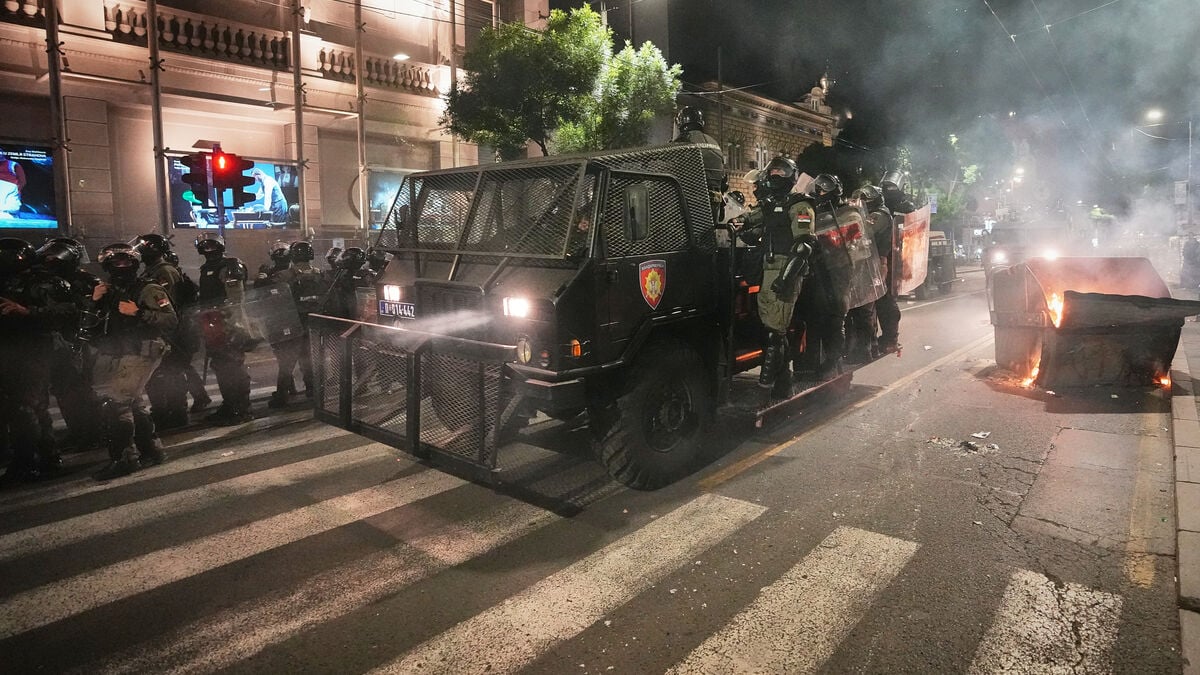 New violent anti-government protests in Belgrade, Serbia