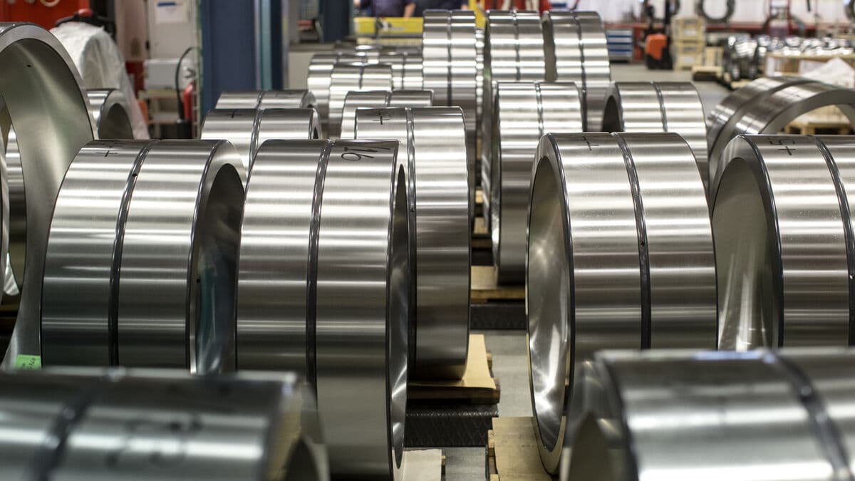 Industrial orders fall 7.9% in December as export orders drop 8.7%