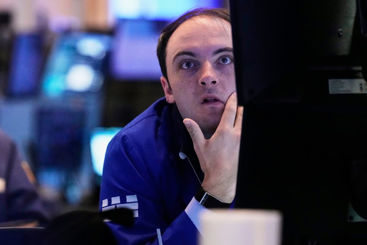 Wall Street Declines as Tech Stocks Fall, Breaking S&P 500 Streak