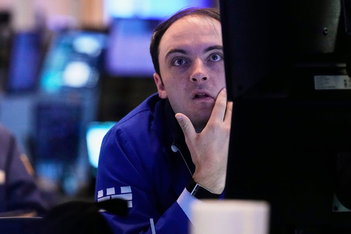 Wall Street Declines as Tech Stocks Fall, Breaking S&P 500 Streak