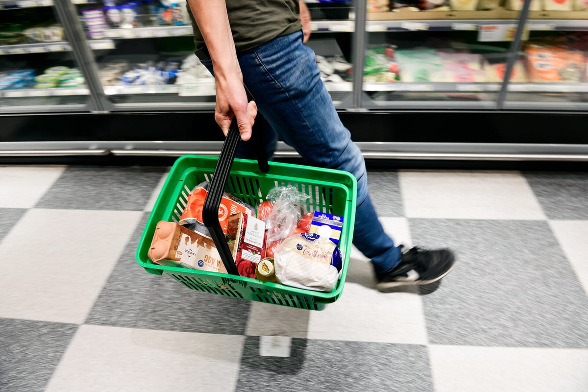 Fruit, Vegetables, and Cooking Oil Prices Drop Amid Stable Food Costs