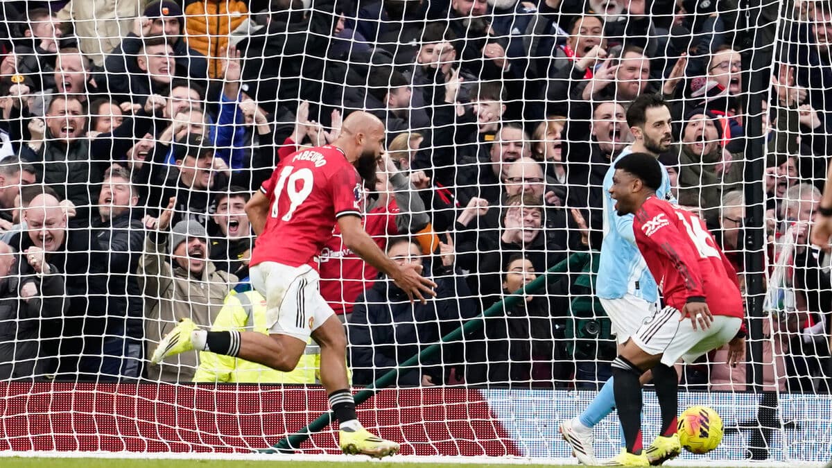 Carrick's success - Manchester United beat Manchester City in the derby