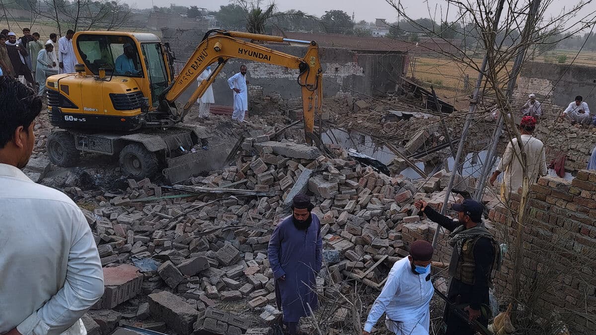 At least 14 police officers killed in attack on police post in Bannu, Pakistan