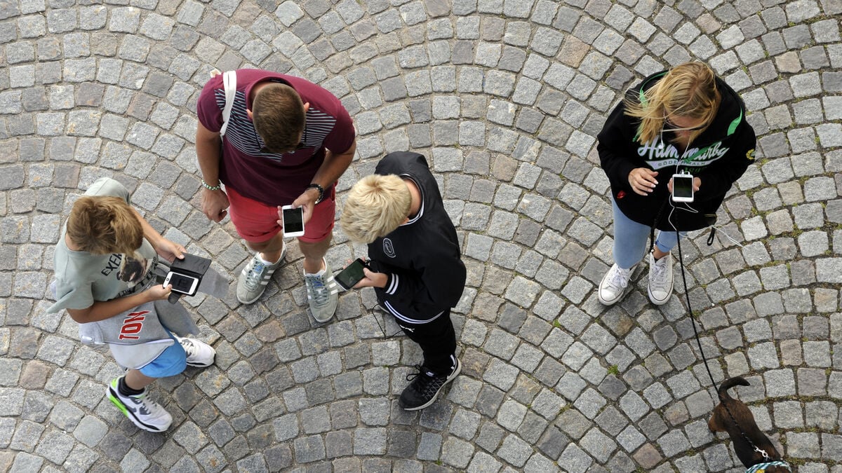 Public Health Agency urges parents to put away cell phones when spending time with children