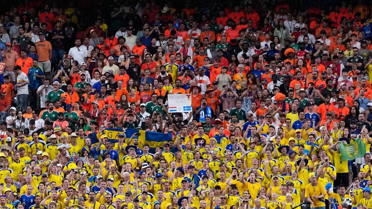 Lightning Strikes After the World Cup Match, Swedish Fans Had to Wait