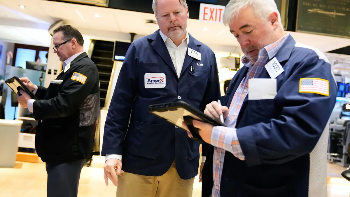 Wall Street continues to lose ground