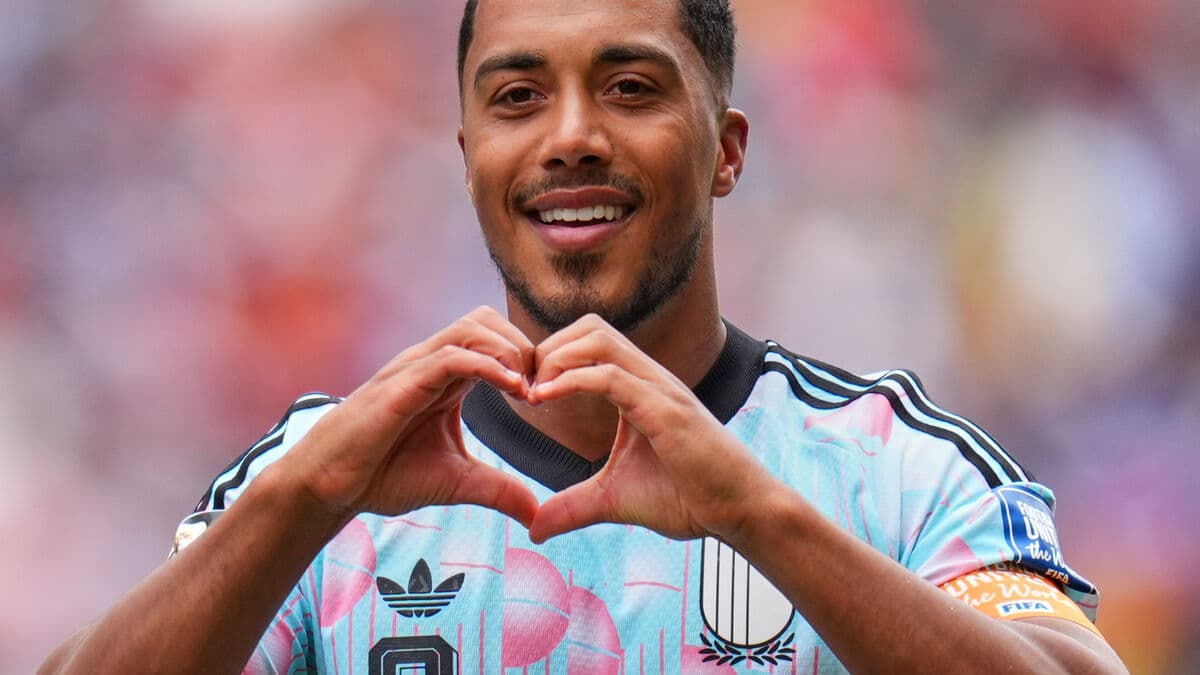 Youri Tielemans joins Manchester United