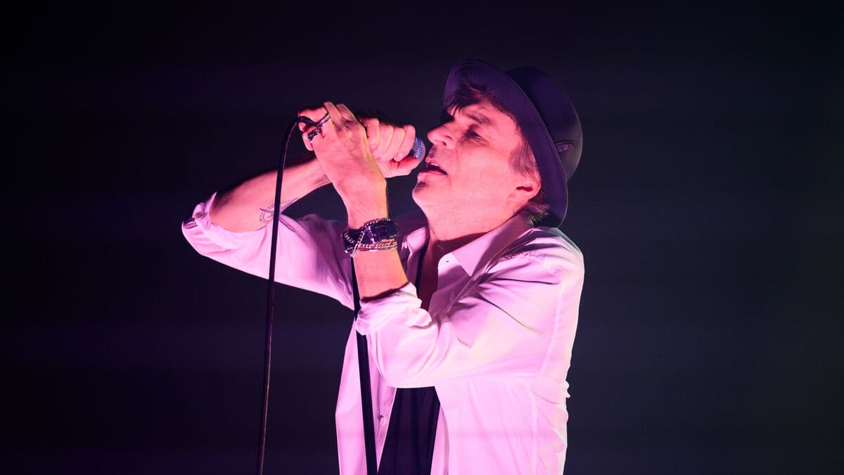 Thåström will release live album Moving icebergs, watering mother-in-law's tongue, taking out the trash on May 1