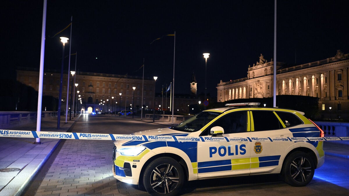 Police Shoot Knife-Wielding Man at Stockholm’s Royal Palace; He Is Seriously Injured