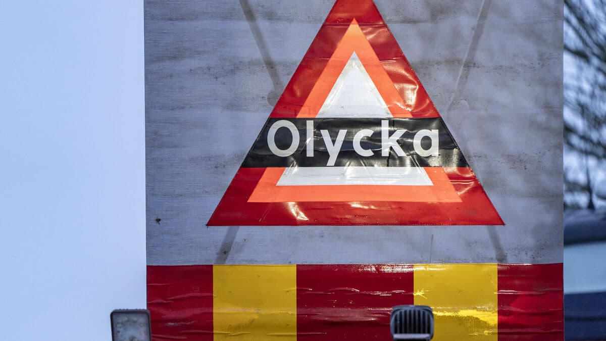 Three seriously injured in head-on crash between car and truck on E20 north of Mariestad