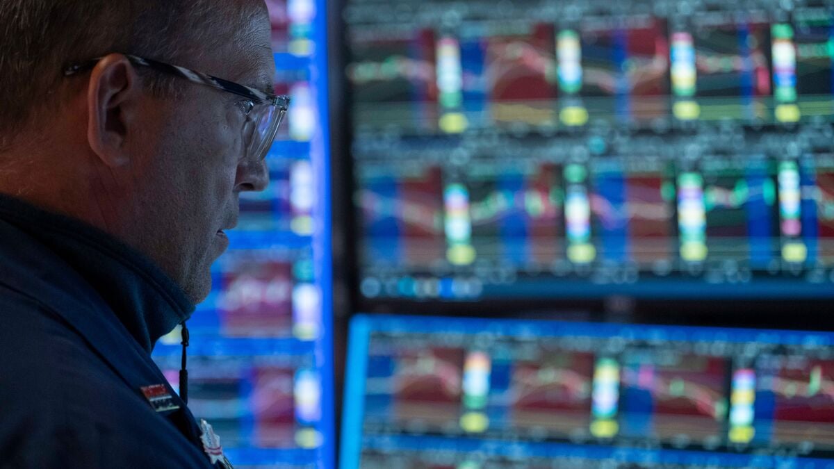 Wall Street Closes Mixed as Meta Rises on New AI Model, Tech Stocks Fall
