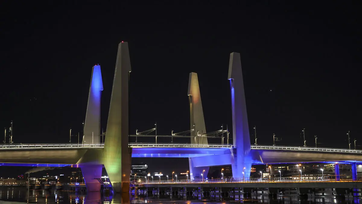 Hisingsbron in Gothenburg stuck in open position, barriers jammed and traffic later resumed