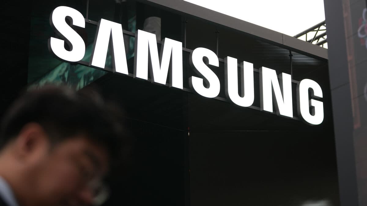Weak fluctuations in Asia as Samsung rises after strong profit forecast
