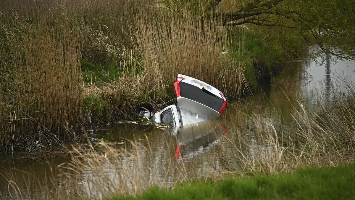 Car falls into river north of Varberg - elderly man dead