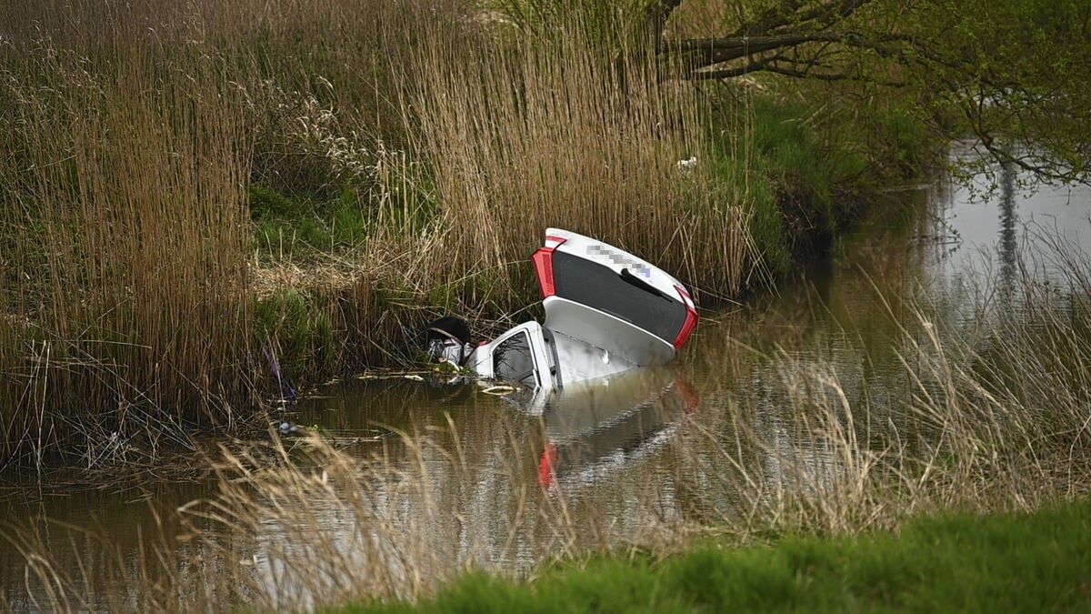 Car falls into river north of Varberg - elderly man dead