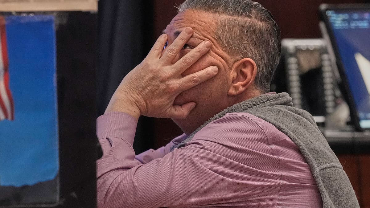 Mixed bids as Wall Street fumbled and fell, Dow rose while S&P 500 and Nasdaq fell