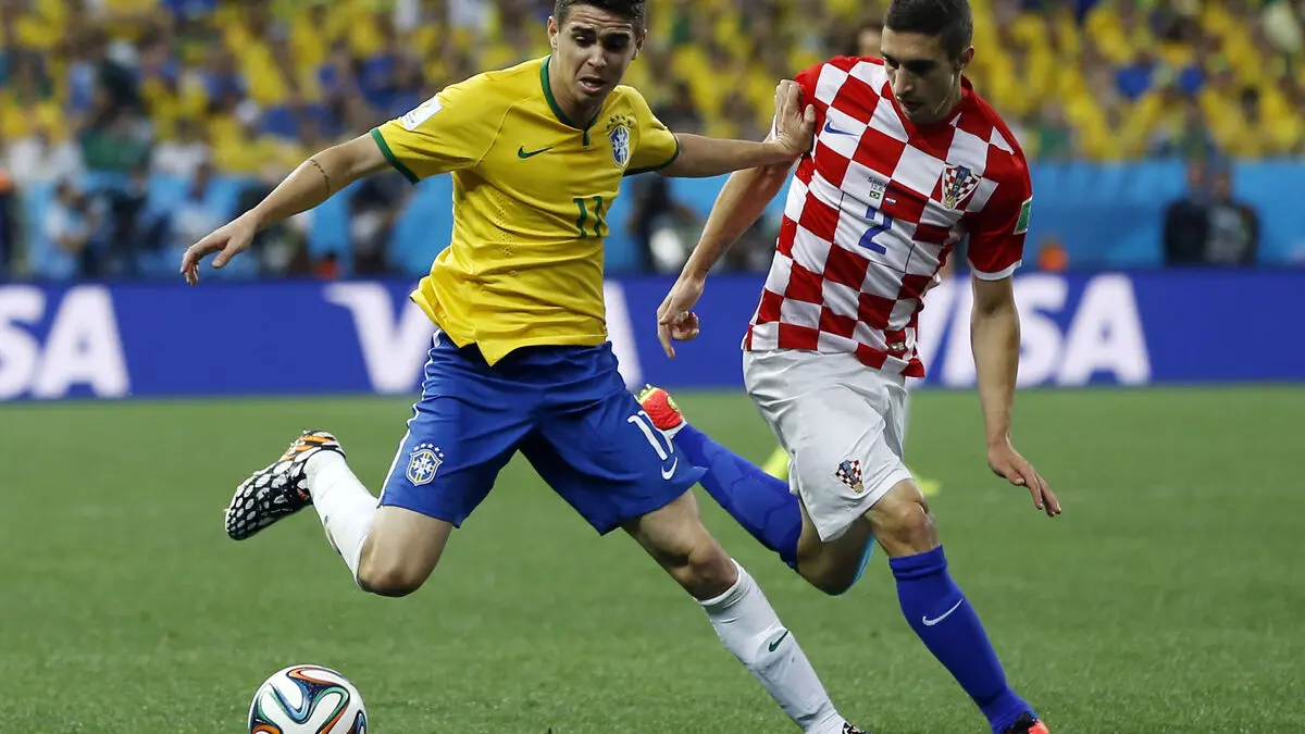 After heart problems, Oscar retires from football