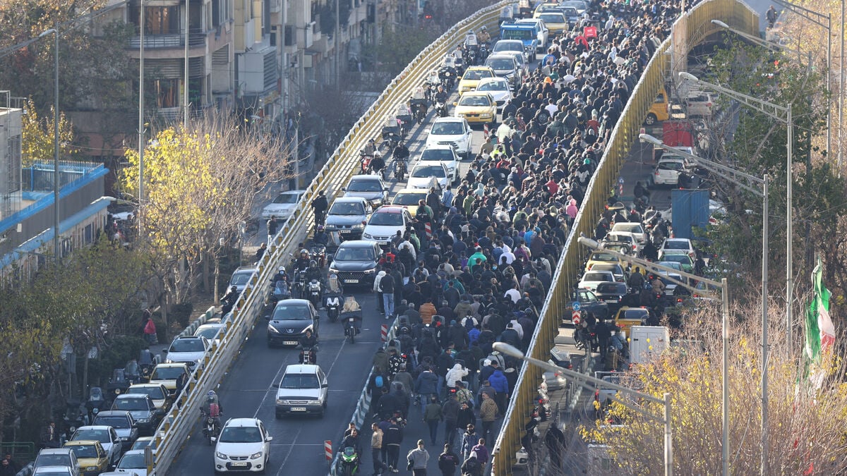 Protests in Iran over skyrocketing prices and collapsing currency