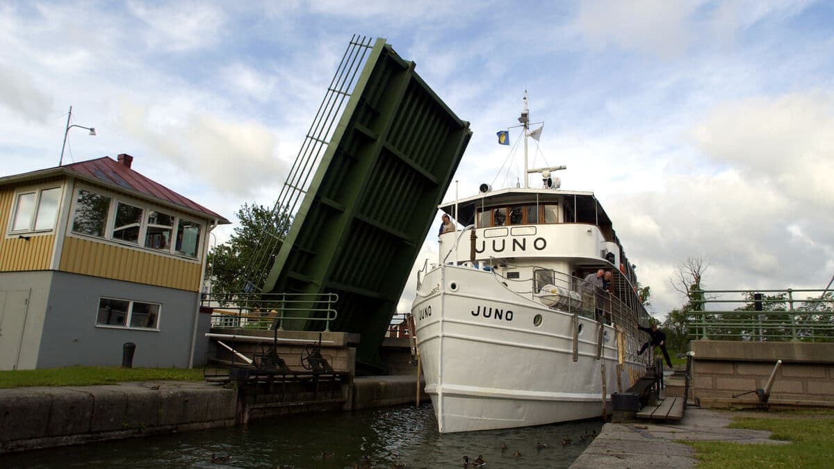 Canal boat Juno runs aground off Trosa, passengers evacuated
