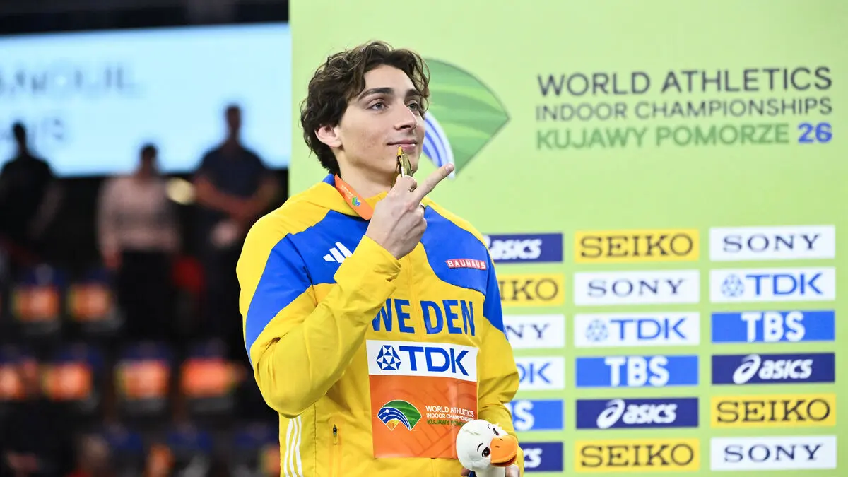 Duplantis points his finger at the podium, says sorry