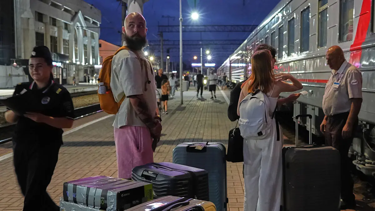 Russians leaving the country again