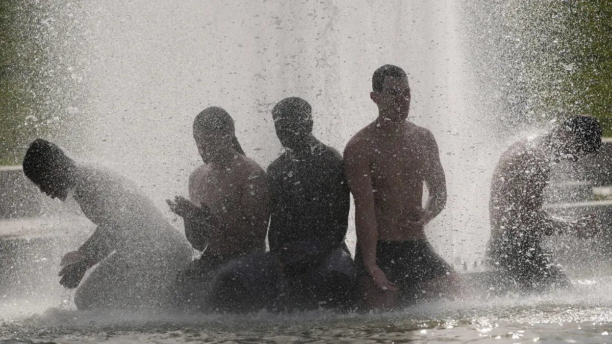Tormented Parisians seek cooling with rooftop plants