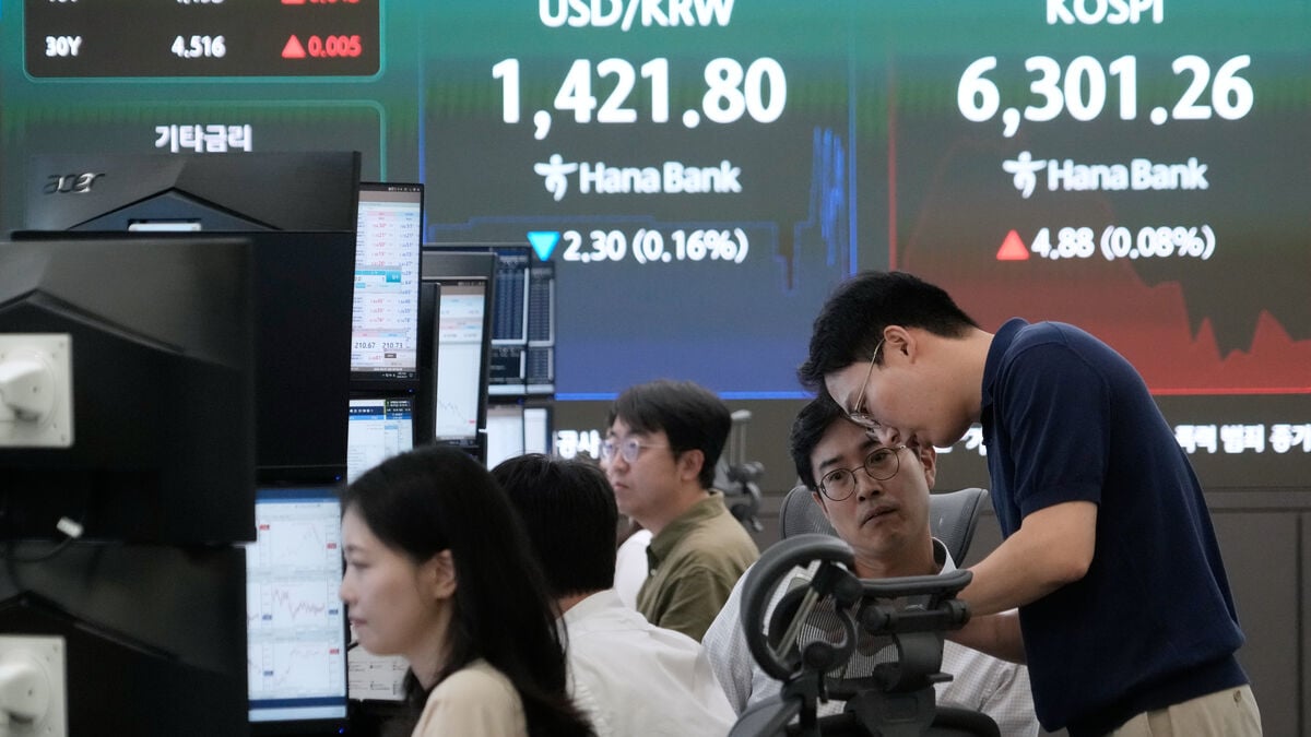 Asian stock markets mixed as Japan and South Korea fall, China gains