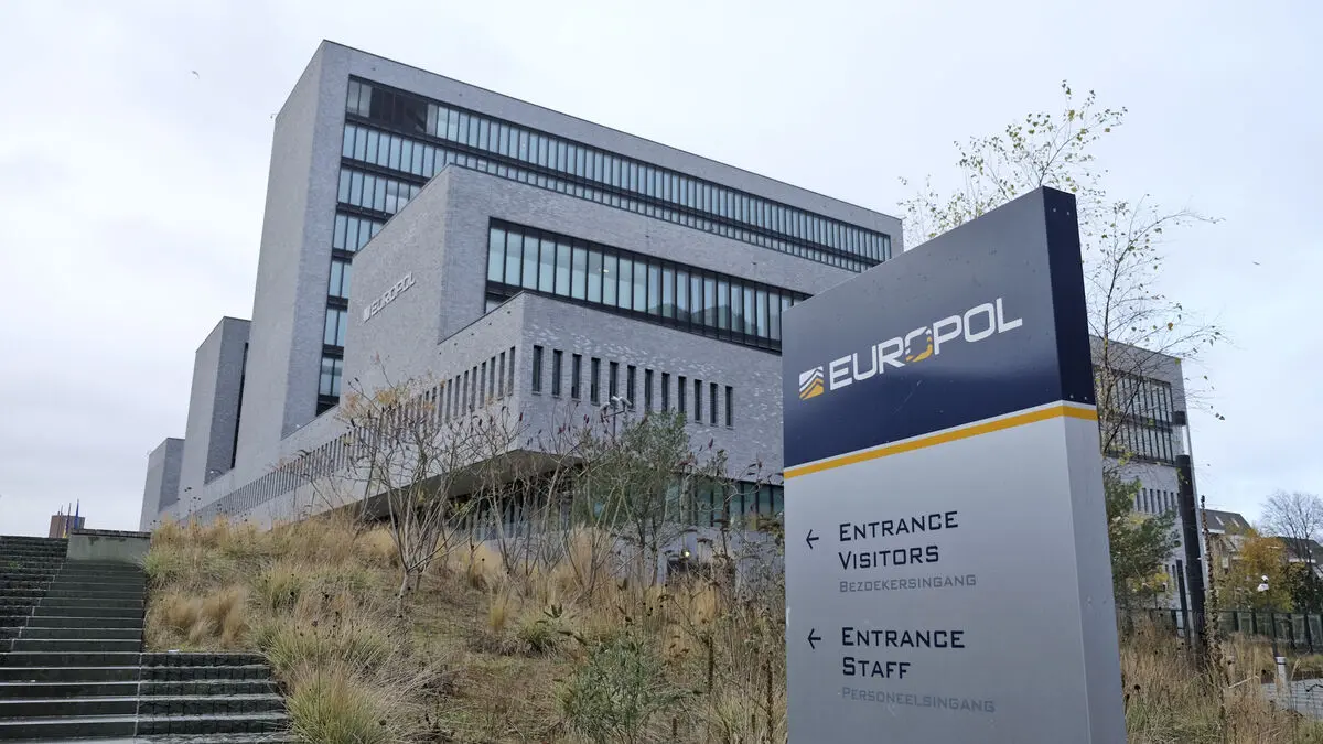 28 men arrested in international