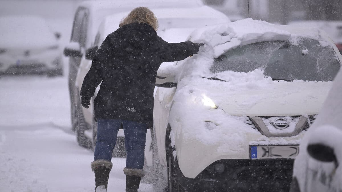 Swedish Transport Administration faces the snow, leave your car parked if you have the opportunity
