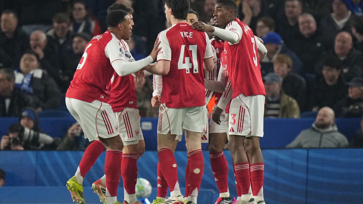 Arsenal moves to the top - City dropped points