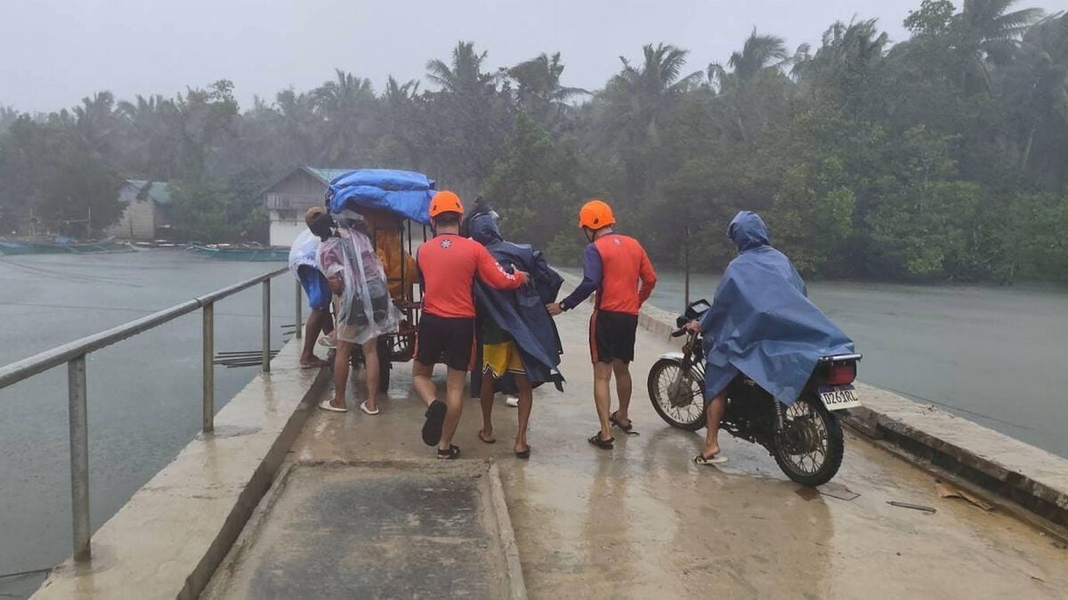 Super typhoon hits the Philippines – two dead